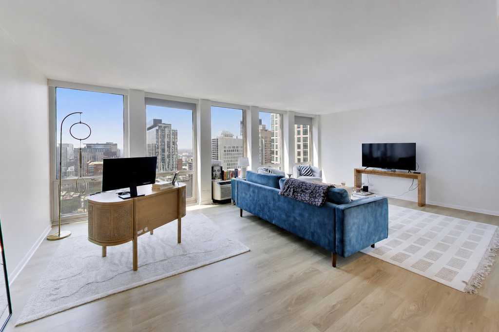 111 E Chestnut Street - Photo 23