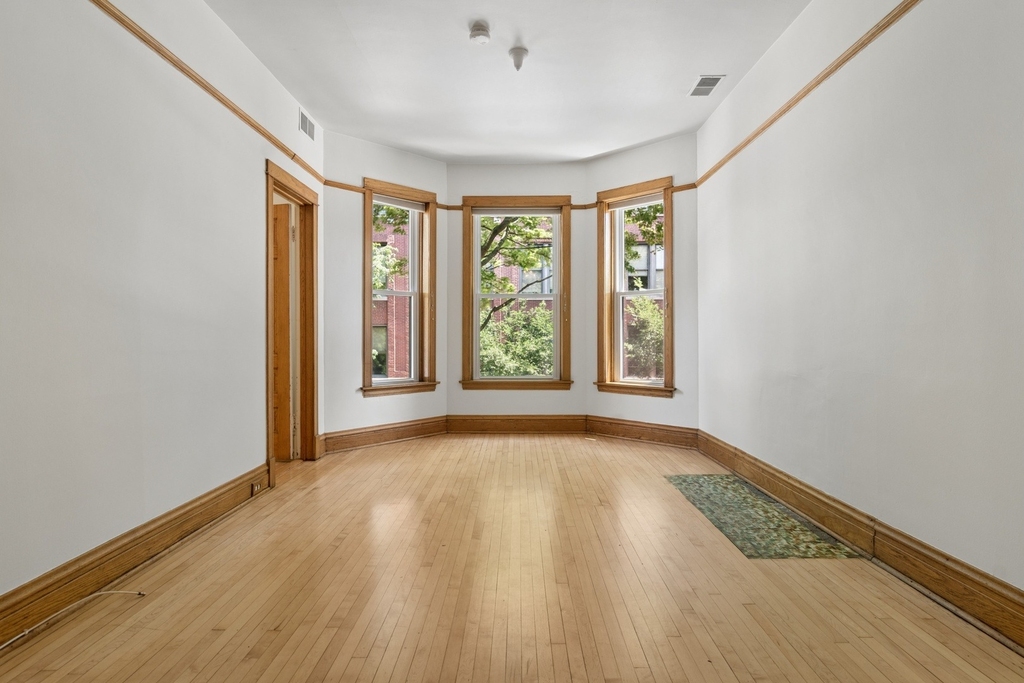 2838 N Sheffield Avenue - Photo 2