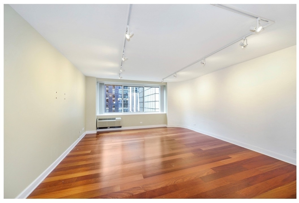 211 E Ohio Street - Photo 5