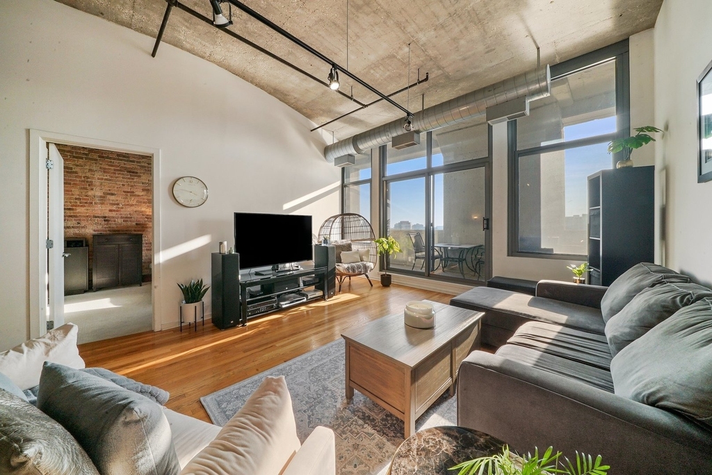 900 N Kingsbury Street - Photo 1