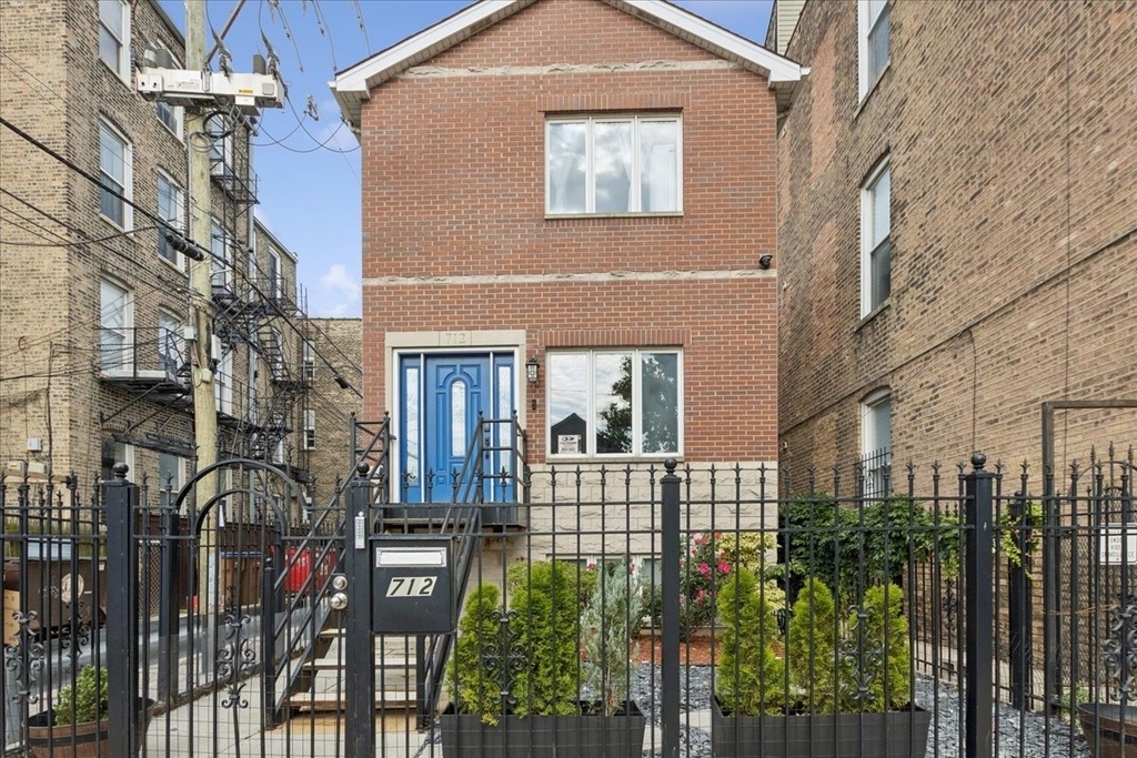 712 N Throop Street - Photo 0