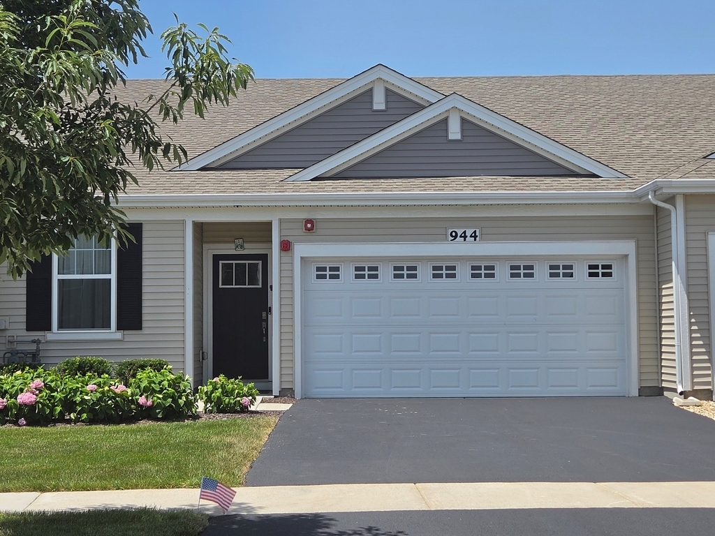 944 Darwin Street - Photo 0