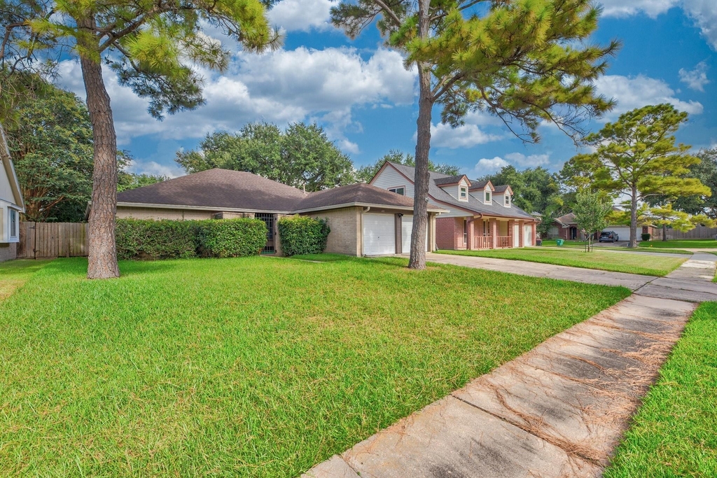 6818 Brockington Drive - Photo 2