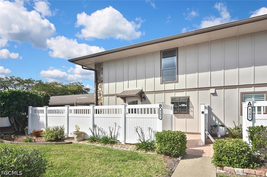 4295 Island Circle - Photo 0