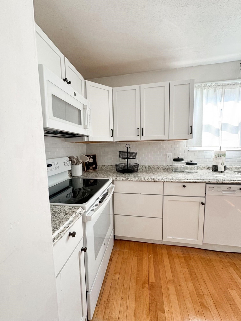 53 Thompson - Photo 5