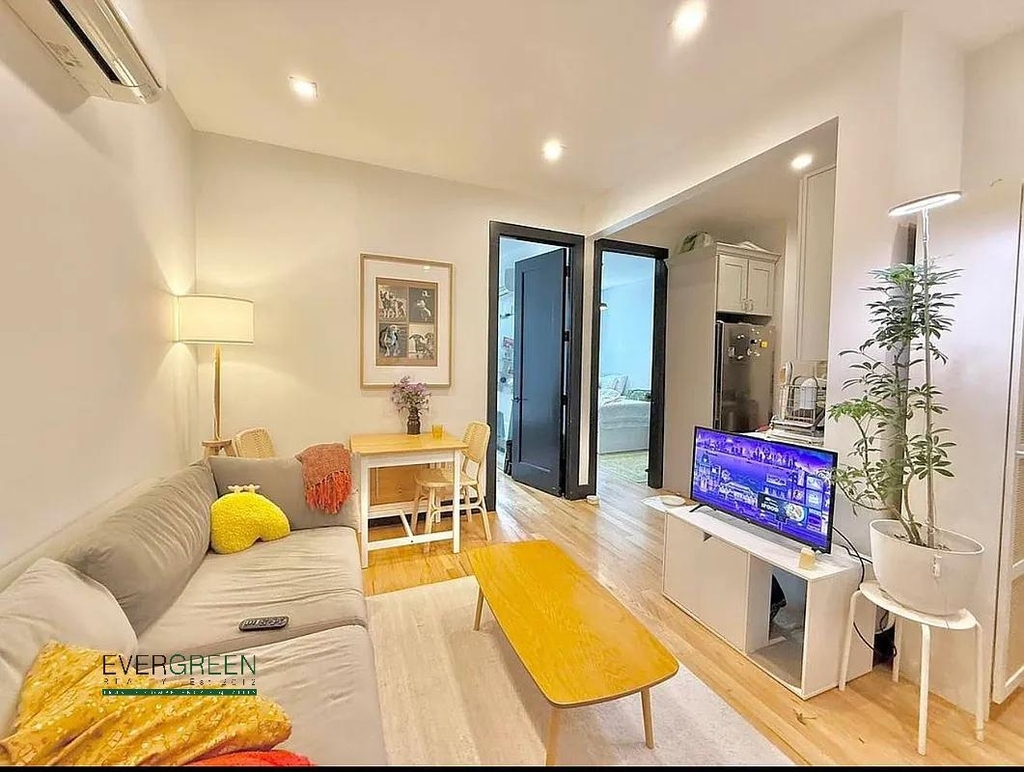 921 Gates Avenue - Photo 2