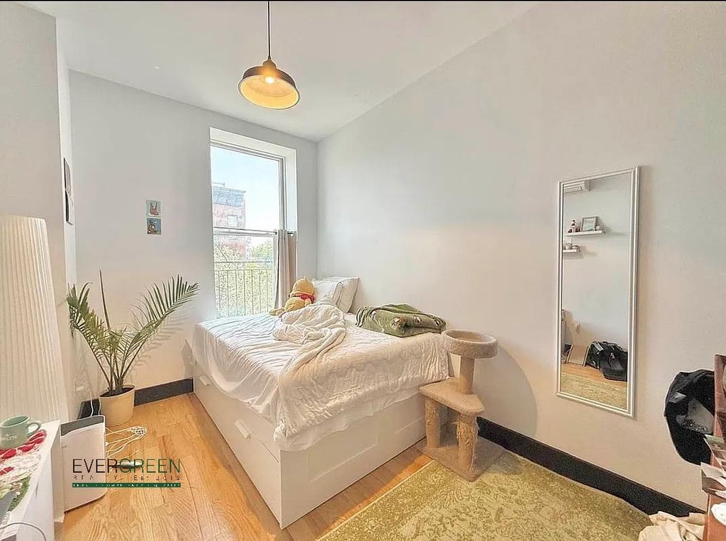 921 Gates Avenue - Photo 4