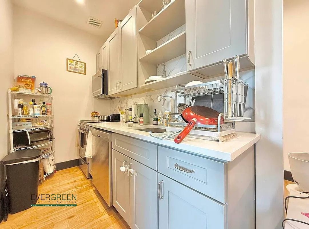 921 Gates Avenue - Photo 1