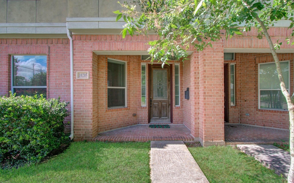 10205 Brooktree Drive - Photo 2