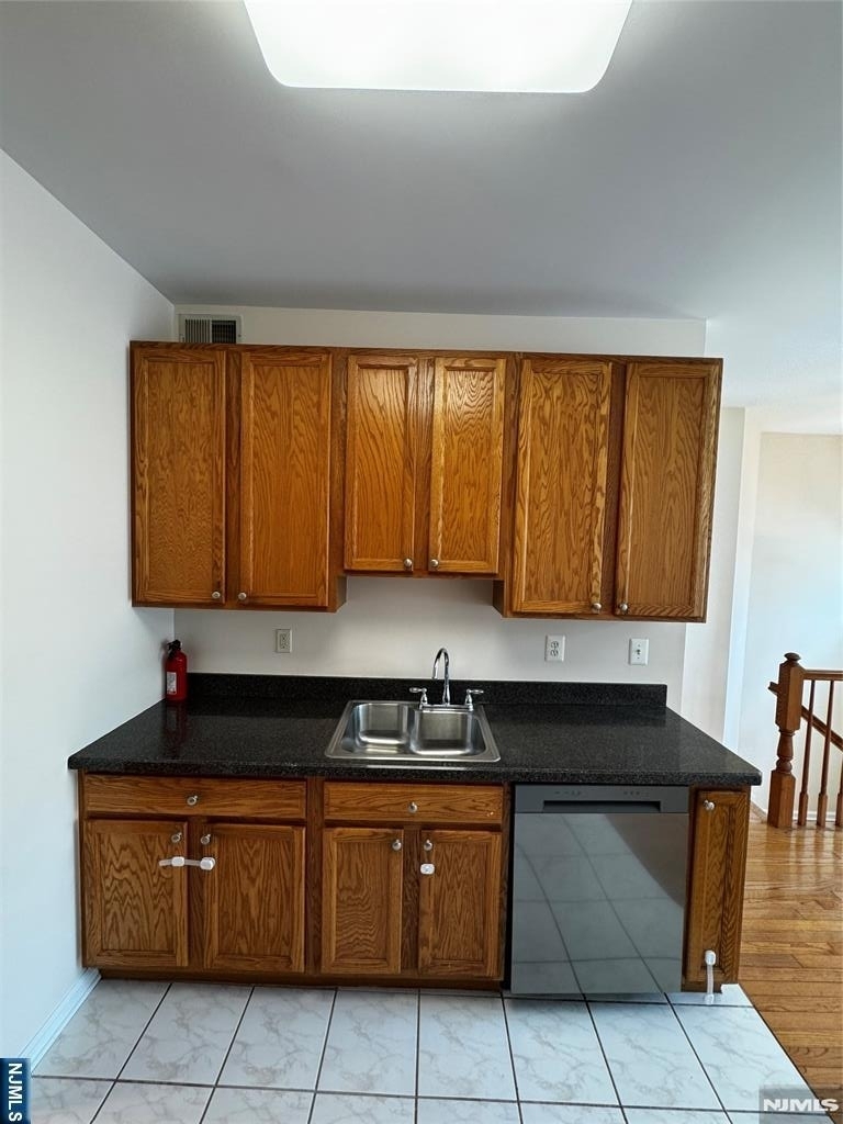 533 Coventry - Photo 7