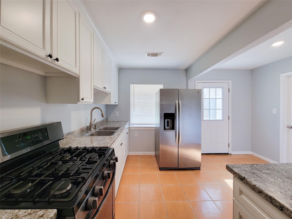 12422 Mylla Street - Photo 7