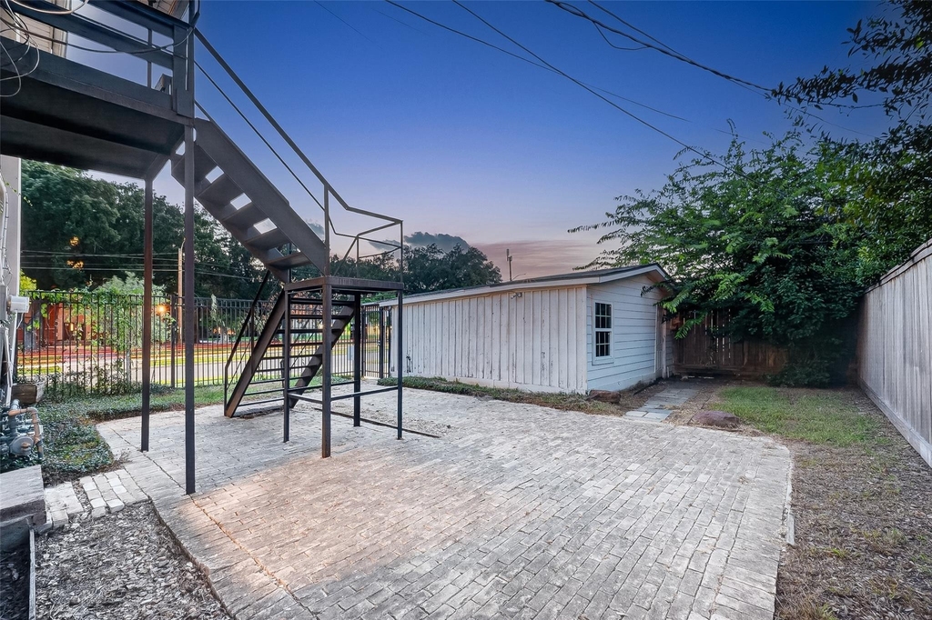 1758 Hawthorne Street - Photo 15