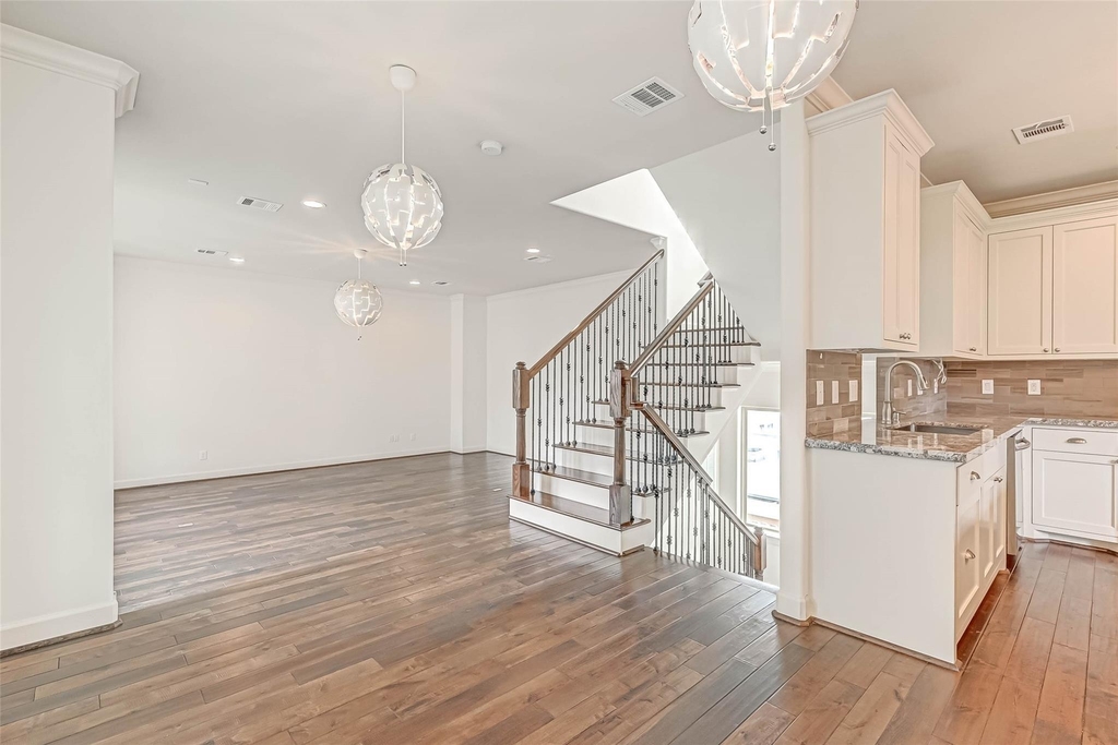 1910 Oakdale Street - Photo 9