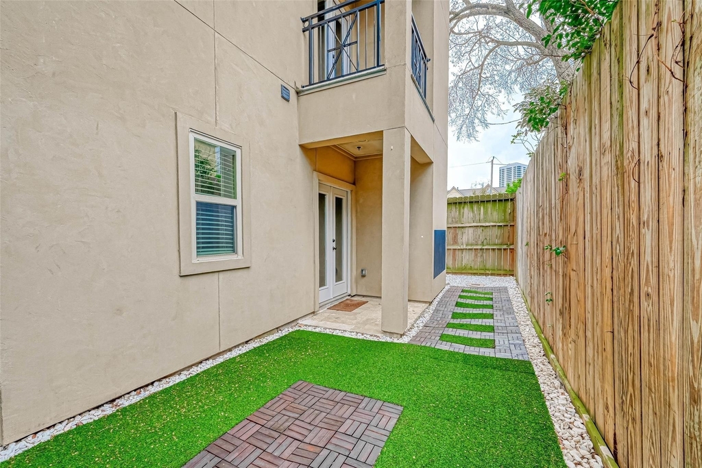 1910 Oakdale Street - Photo 5