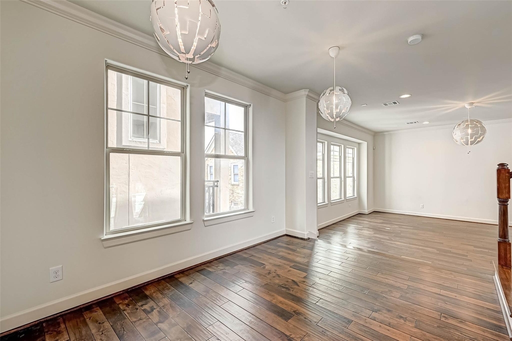 1910 Oakdale Street - Photo 8