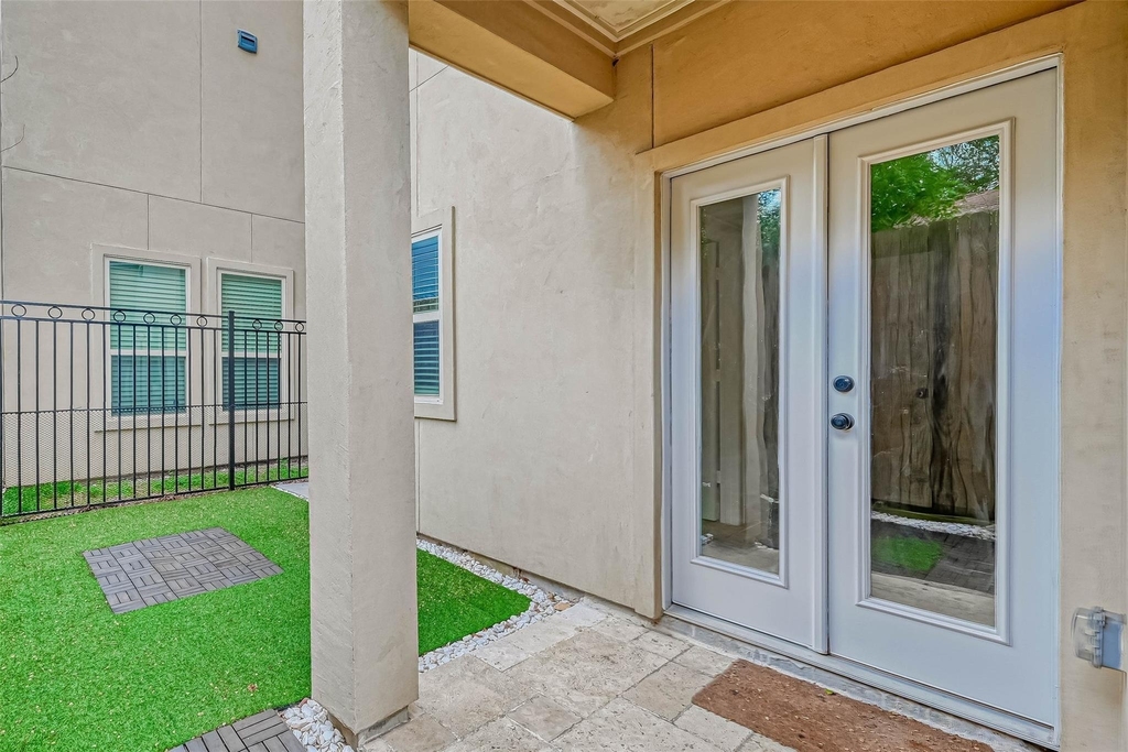 1910 Oakdale Street - Photo 4