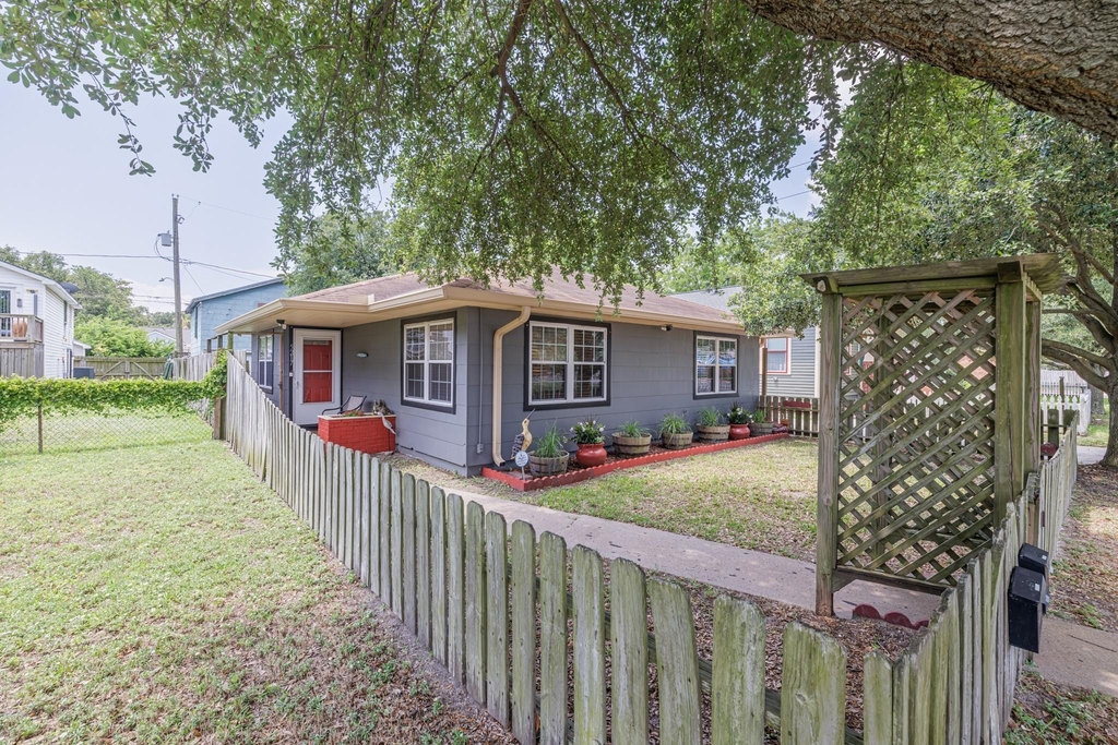 5217 Avenue N 1/2 - Photo 0