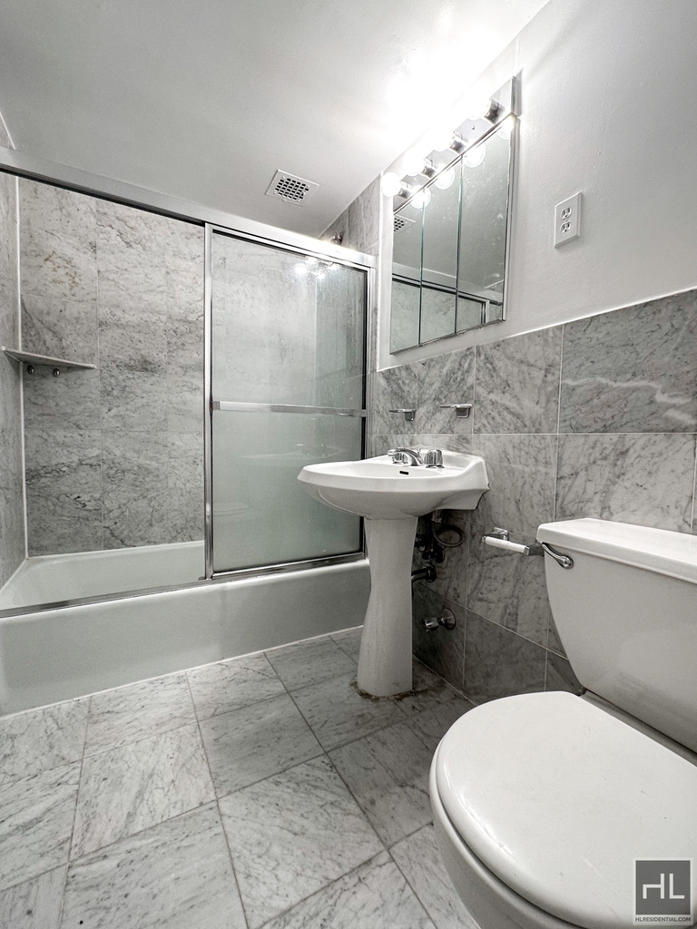 York Avenue - Photo 2