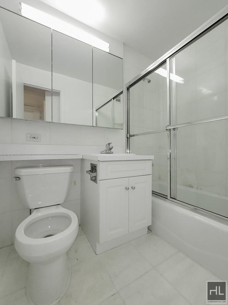 East 46 Street - Photo 0