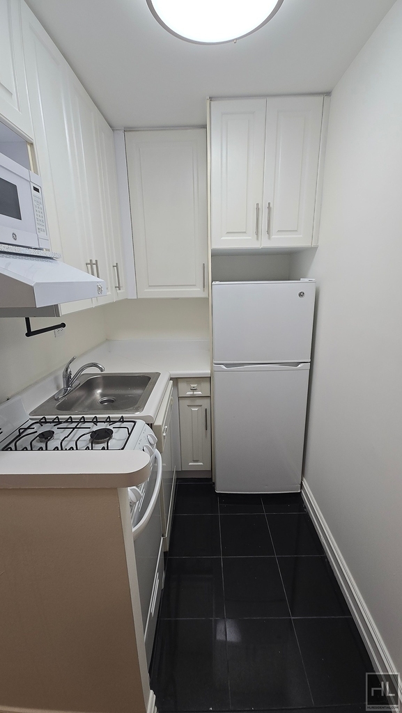 East 46 Street - Photo 1