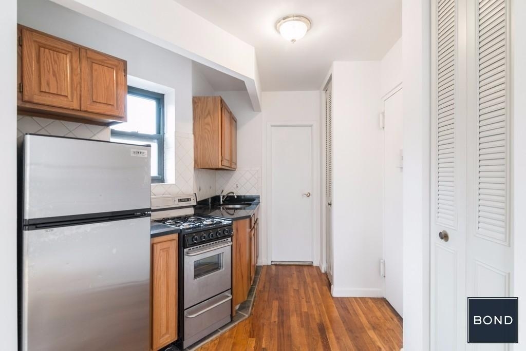 246 West 22nd Street - Photo 3