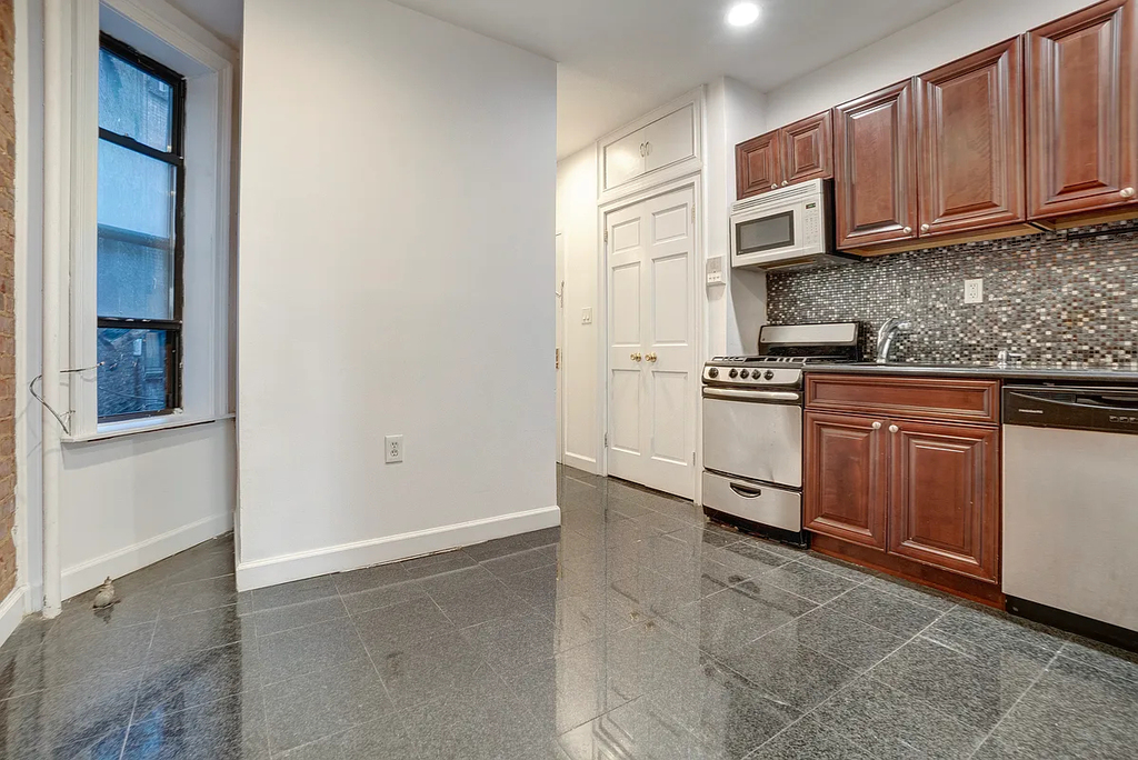 410 East 73rd Street - Photo 6