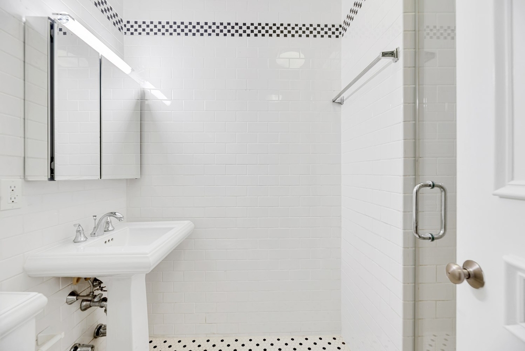 226 East 70th Street - Photo 7