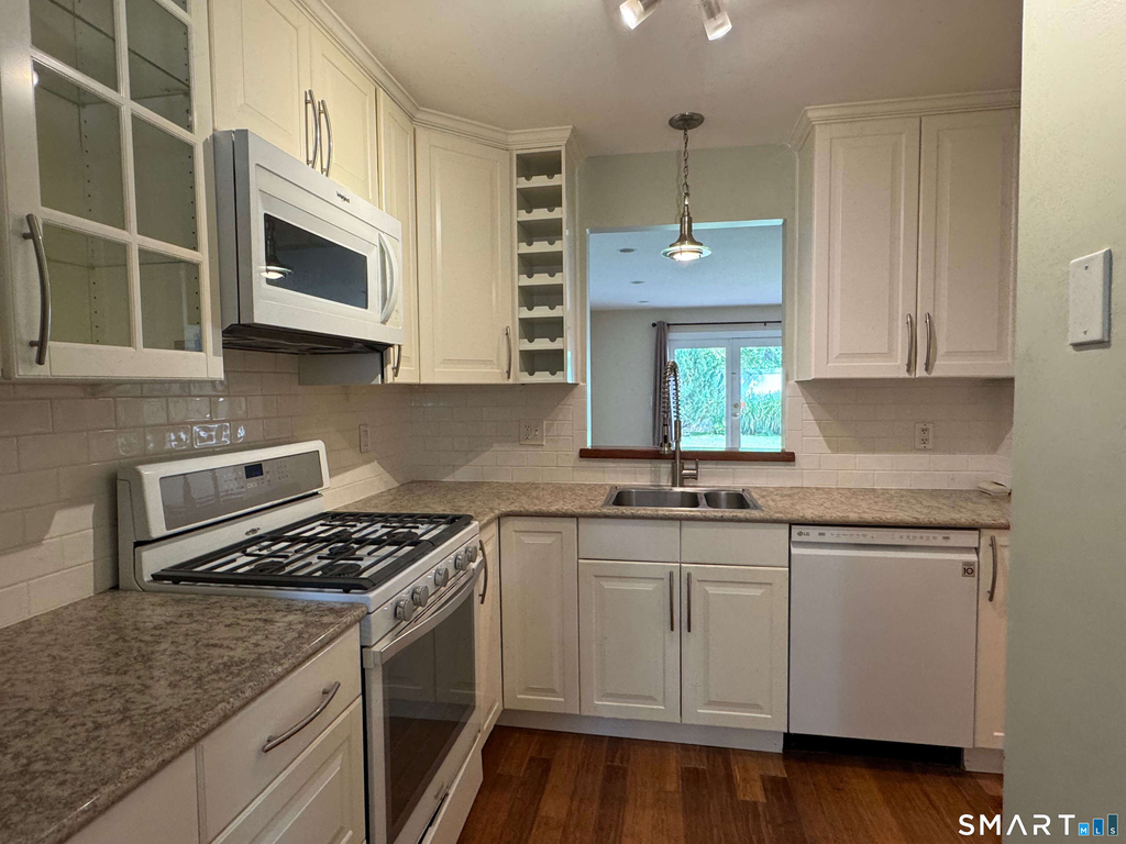 566 Newfield Avenue - Photo 4