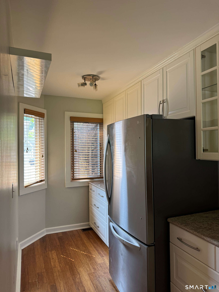 566 Newfield Avenue - Photo 5