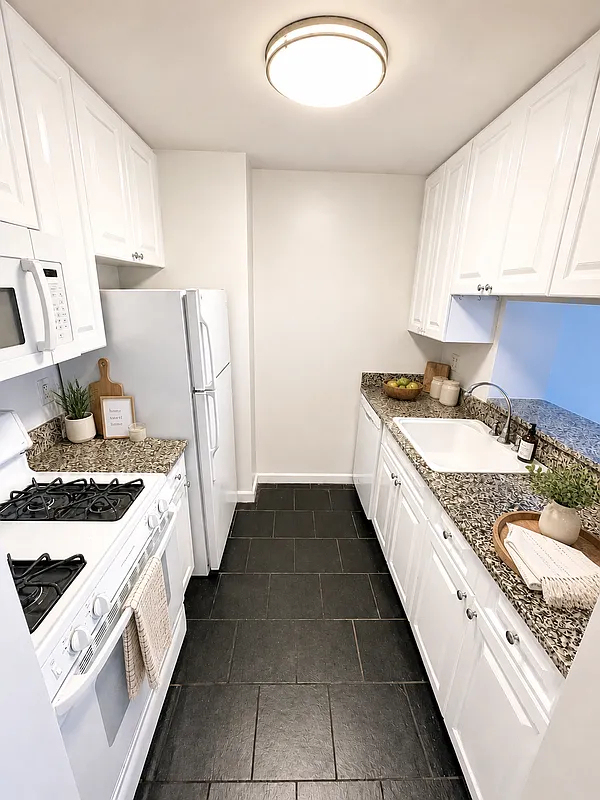 West 21nd Street - Photo 3