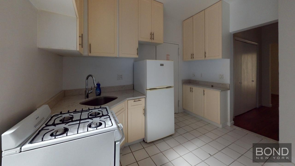 East 85th Street - Photo 10