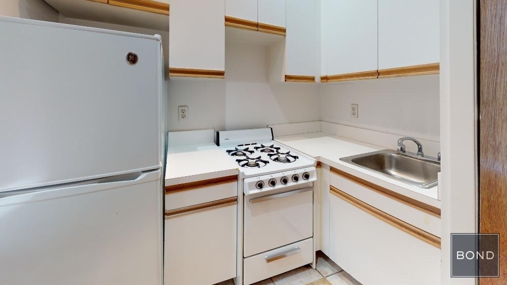 East 65 Street - Photo 8