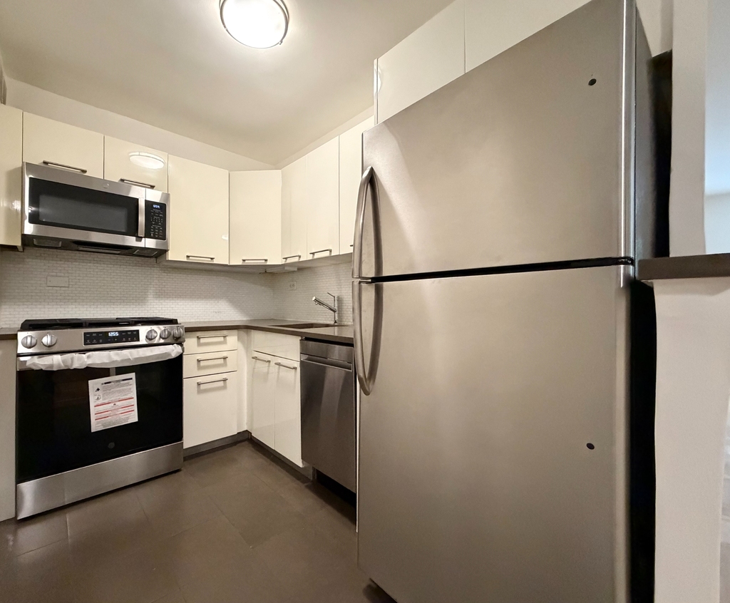 63rd Street & 3rd Avenue  - Photo 4