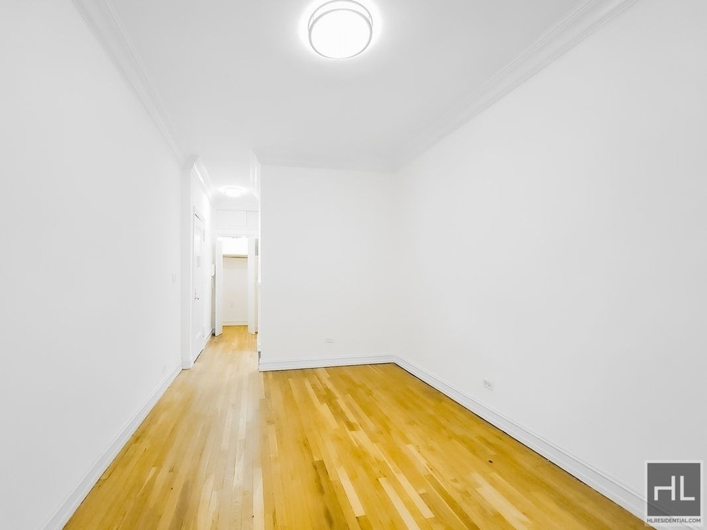 East 46 Street - Photo 3
