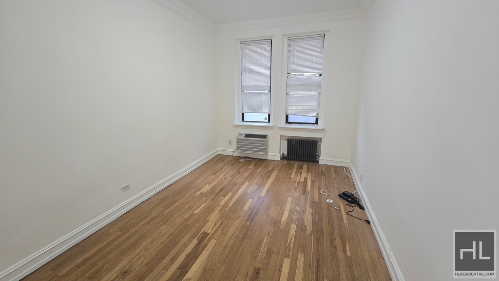 East 46 Street - Photo 2