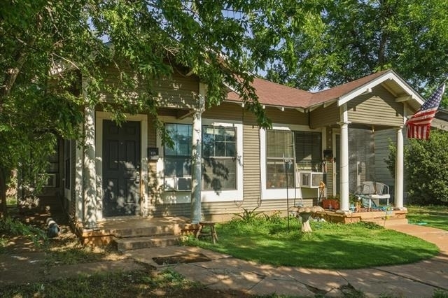 735 Victoria Street - Photo 0