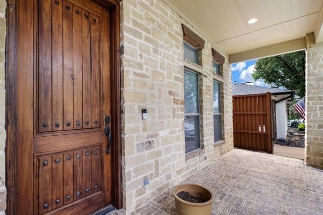 3606 S Versailles Avenue - Photo 3