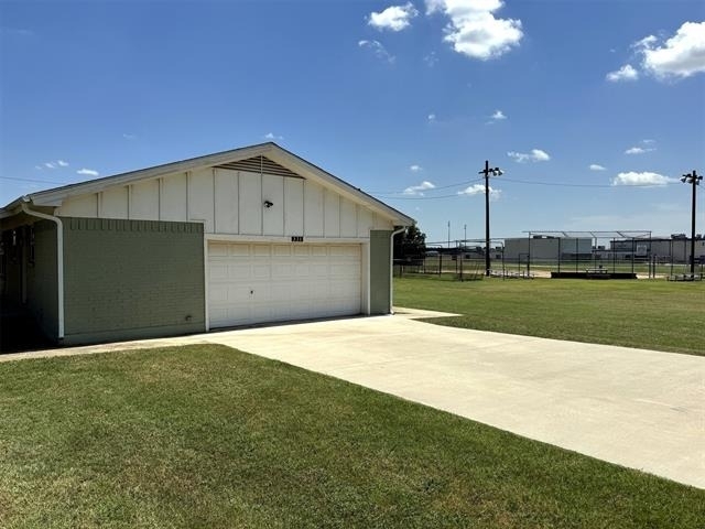 321 E Lake Street - Photo 2