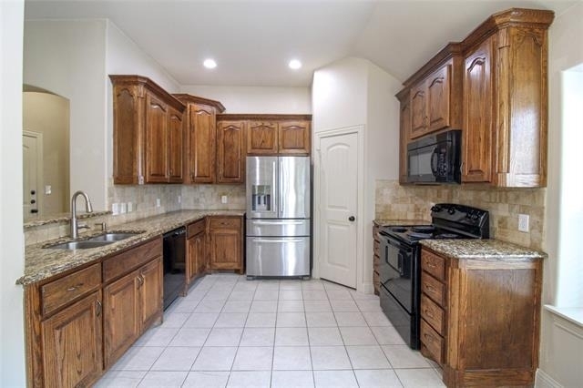 215 Wooded Creek Avenue - Photo 4