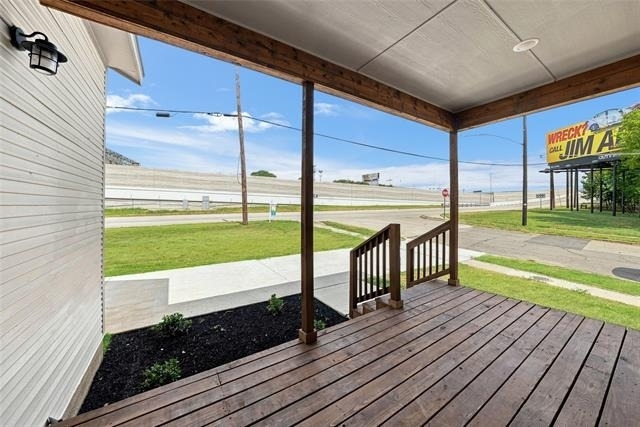1022 E 9th Street - Photo 2