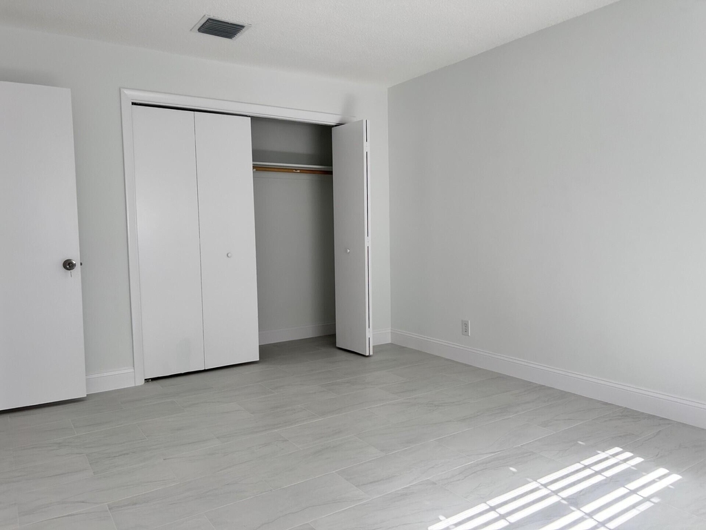 402 Lake Shore Drive - Photo 3