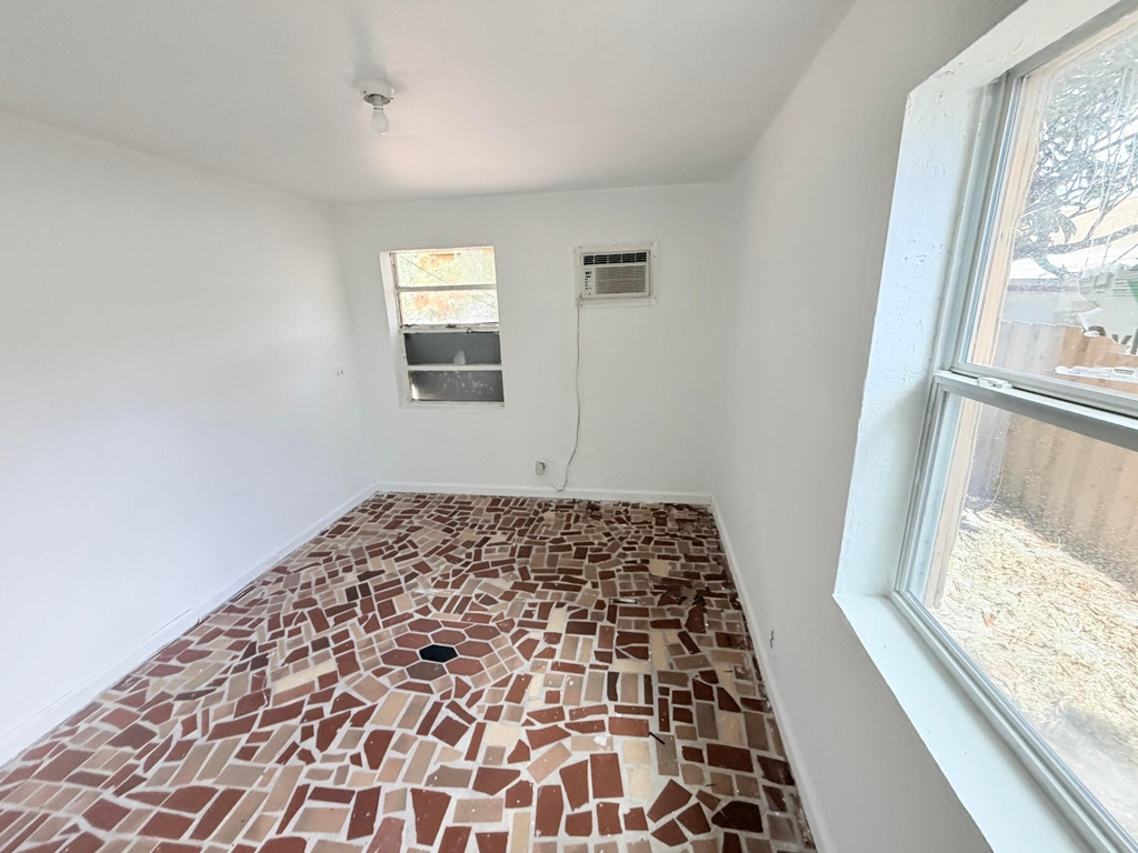4343 Pinewood Avenue - Photo 7