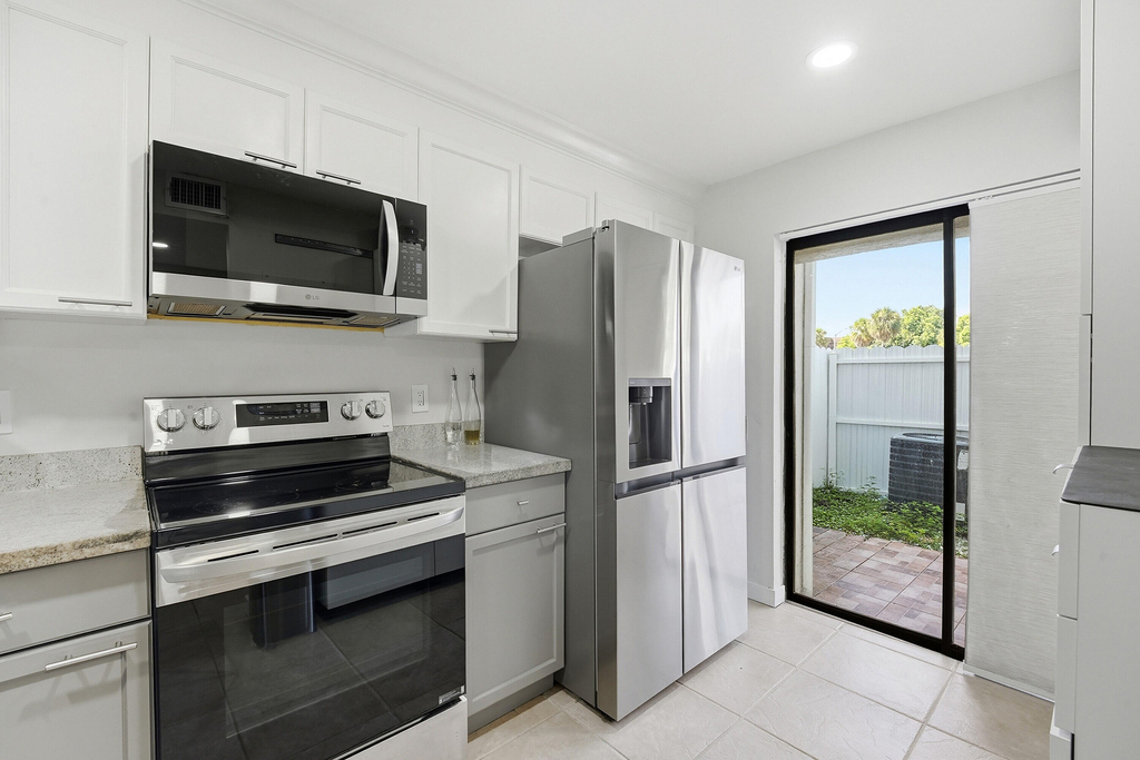 642 Ne 195th Street - Photo 2