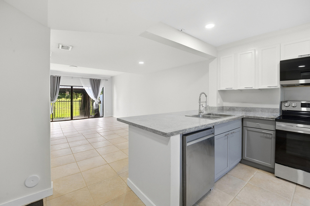 642 Ne 195th Street - Photo 0