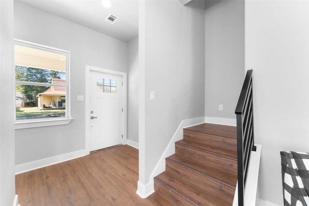 612 1/2 N Robinson Street - Photo 2