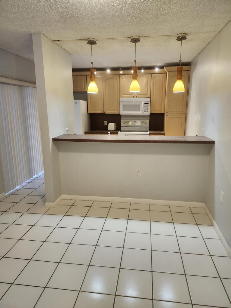 3209 32nd Way - Photo 2