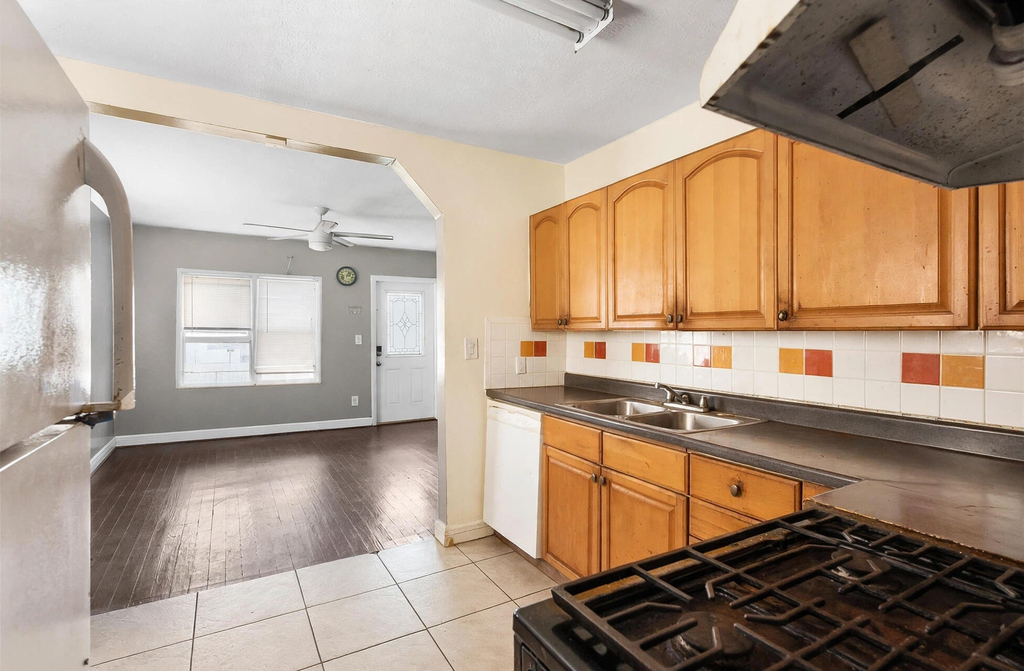 2434 Mckinley Street - Photo 3