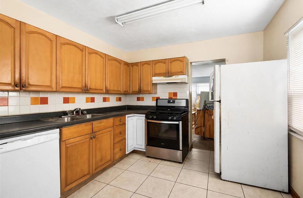 2434 Mckinley Street - Photo 2