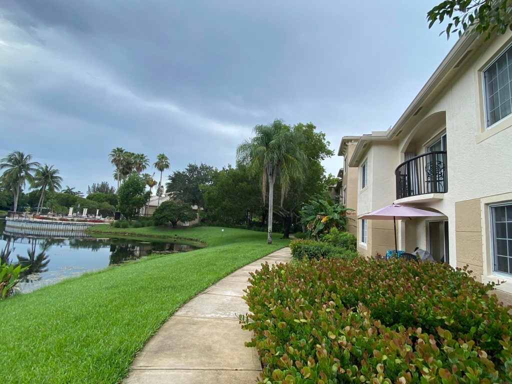 100 Crestwood Court N - Photo 1