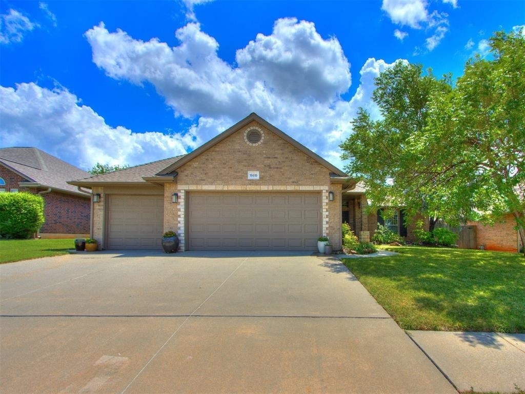16616 Hardwood Place - Photo 0